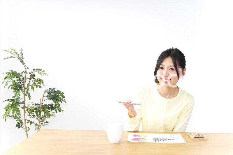 オフィスで打ち合わせをする女性