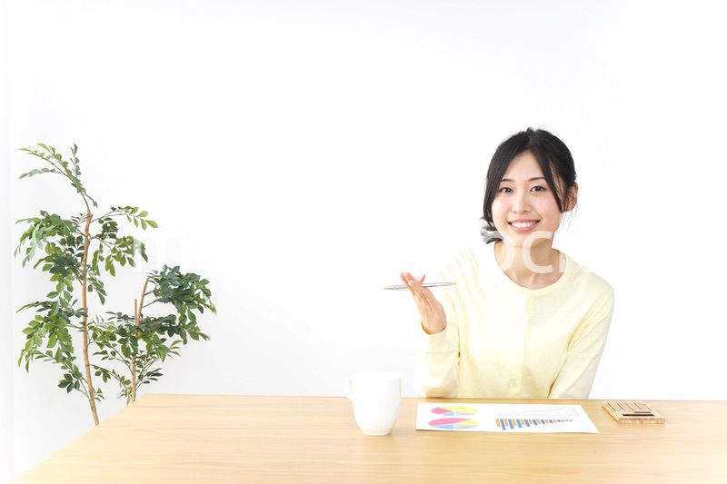 オフィスで打ち合わせをする女性