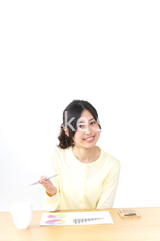 オフィスで打ち合わせをする女性