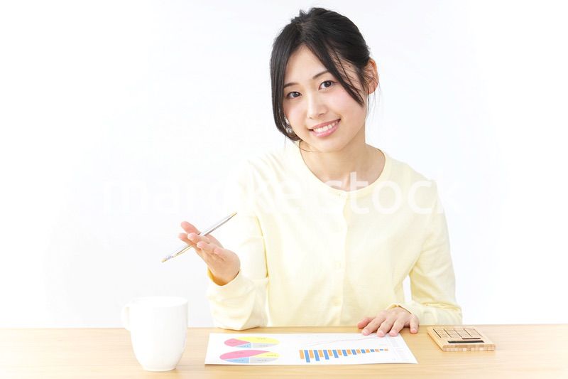 オフィスで打ち合わせをする女性