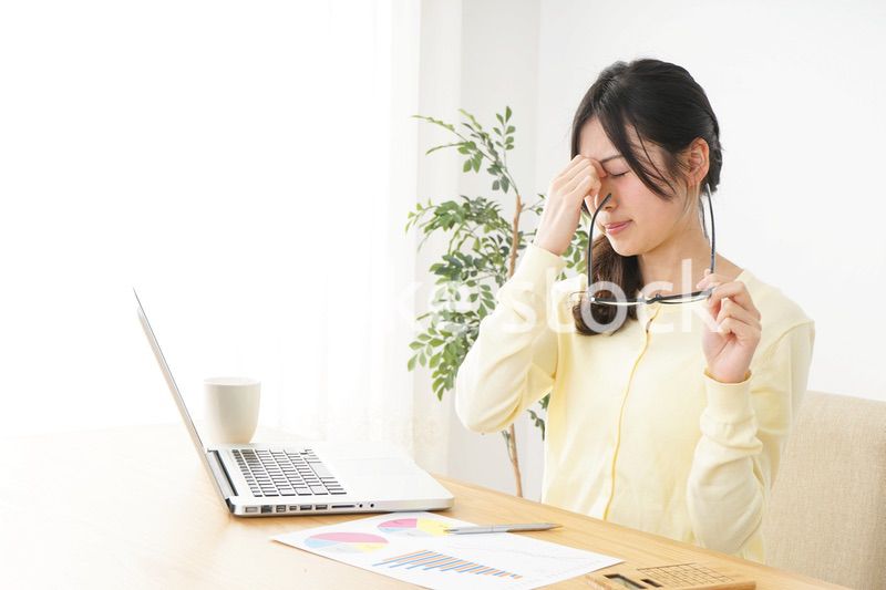 オフィスワークで疲れた若い女性