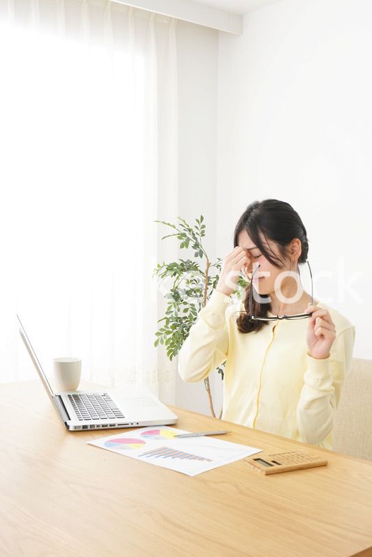 オフィスワークで疲れた若い女性