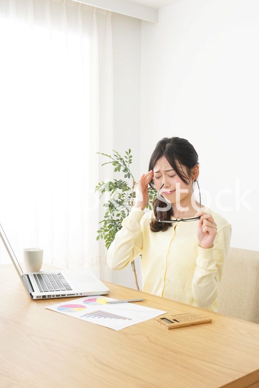 オフィスワークで疲れた若い女性