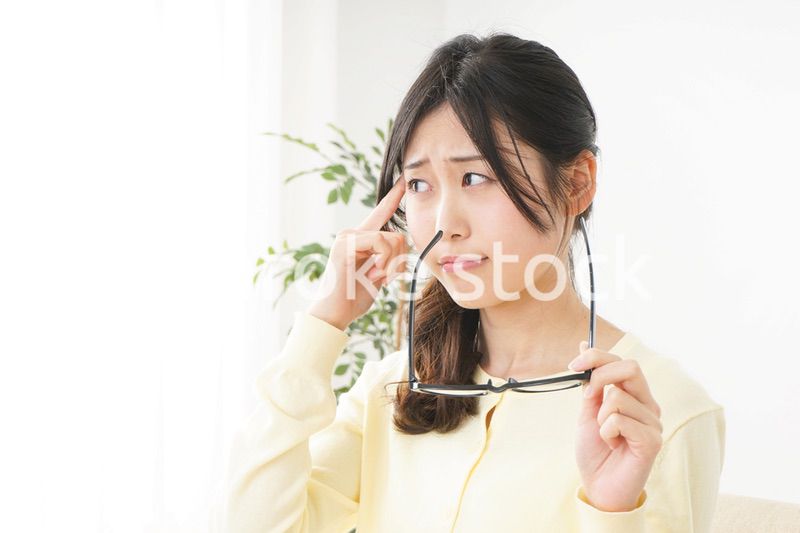 オフィスワークで疲れた若い女性