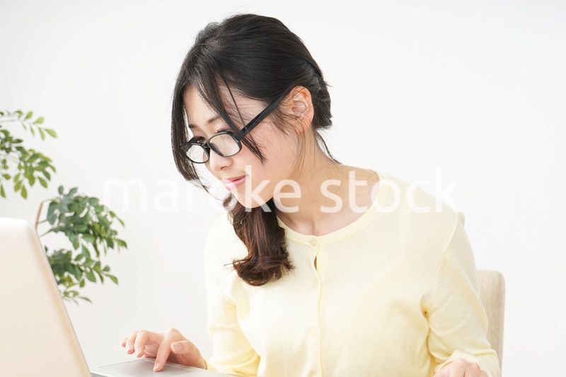 オフィスワークで疲れた若い女性