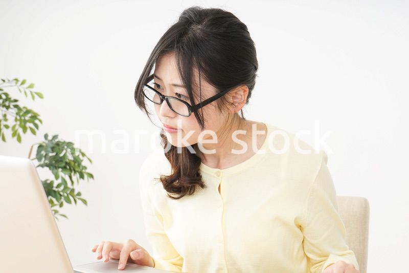 オフィスワークで疲れた若い女性