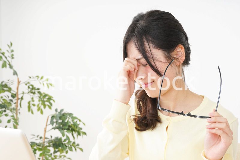 オフィスワークで疲れた若い女性