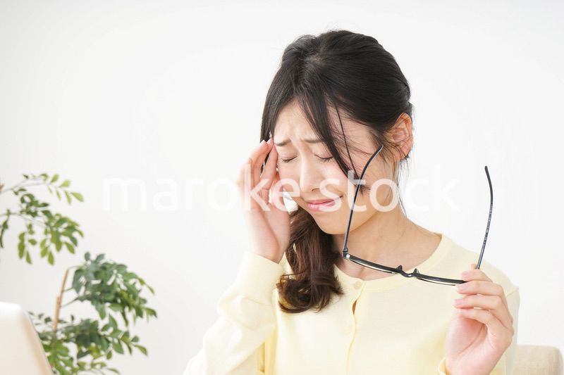 オフィスワークで疲れた若い女性