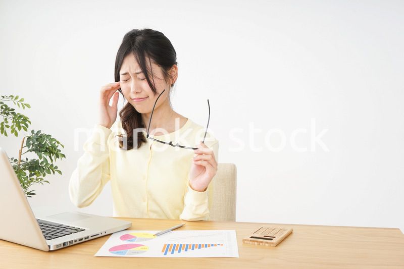 オフィスワークで疲れた若い女性