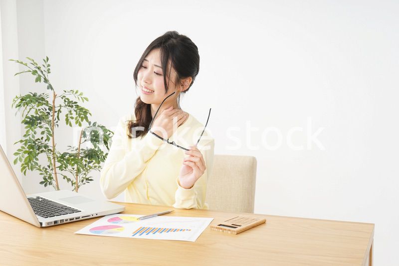 オフィスワークで疲れた若い女性