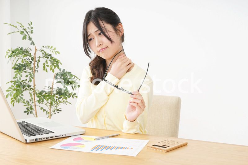 オフィスワークで疲れた若い女性