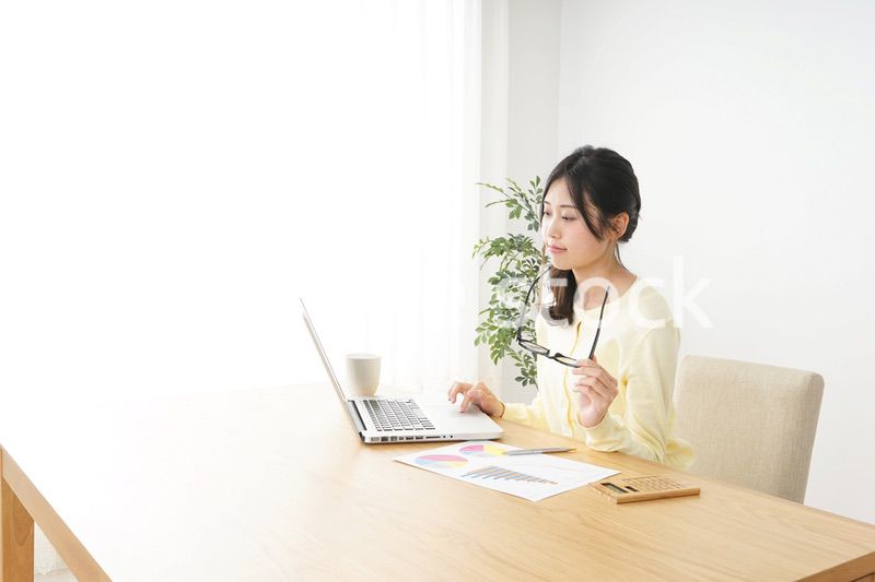 オフィスワークで疲れた若い女性