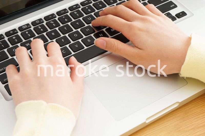 パソコンで入力する女性