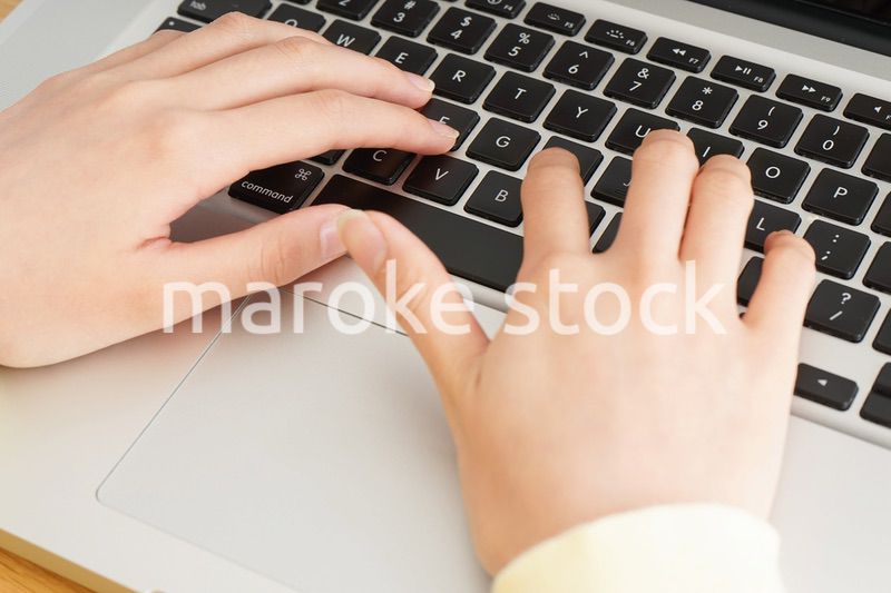 パソコンで入力する女性