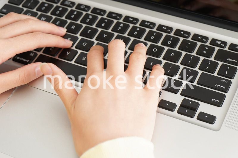 パソコンで入力する女性