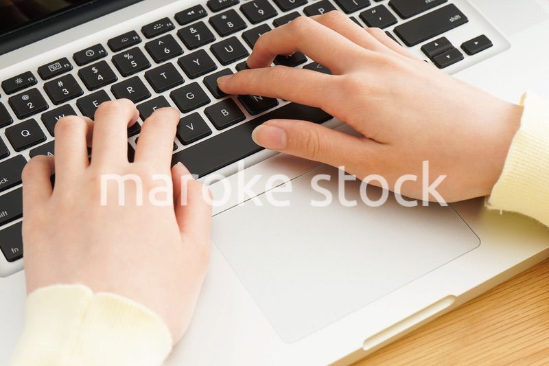 パソコンで入力する女性