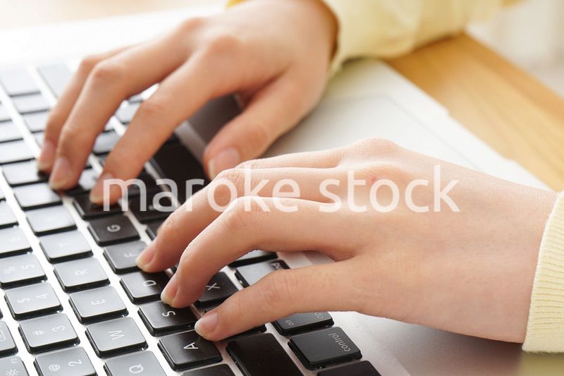 パソコンで入力する女性