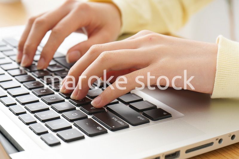 パソコンで入力する女性