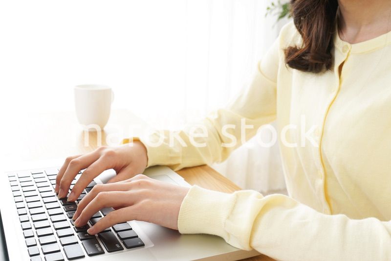 パソコンで入力する女性