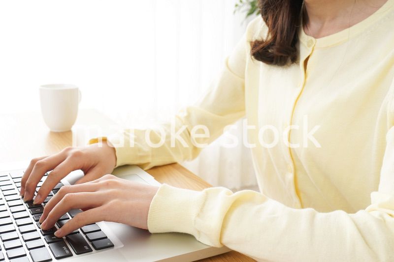 パソコンで入力する女性