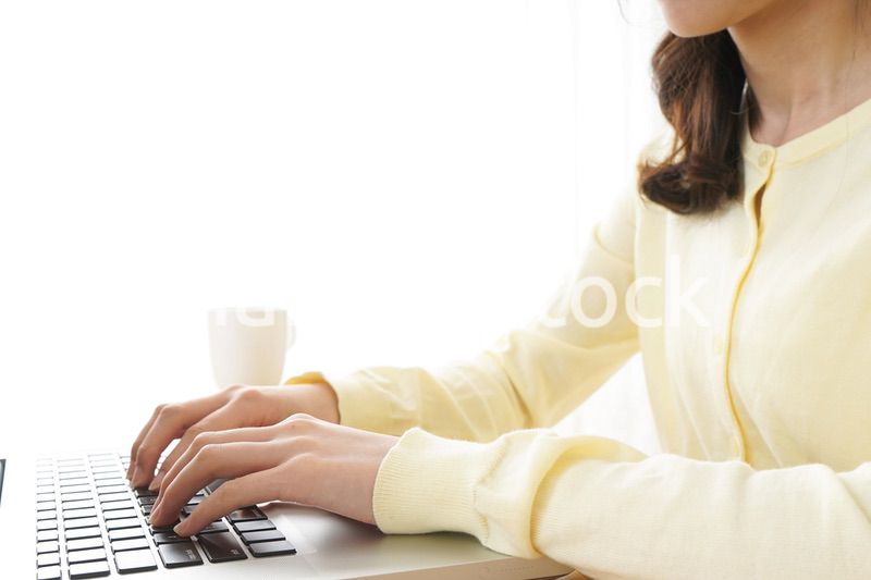 パソコンで入力する女性