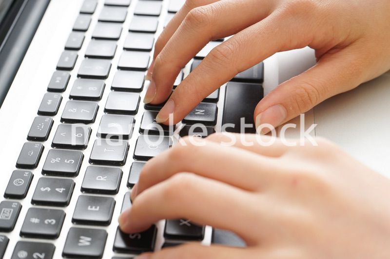 パソコンで入力する女性