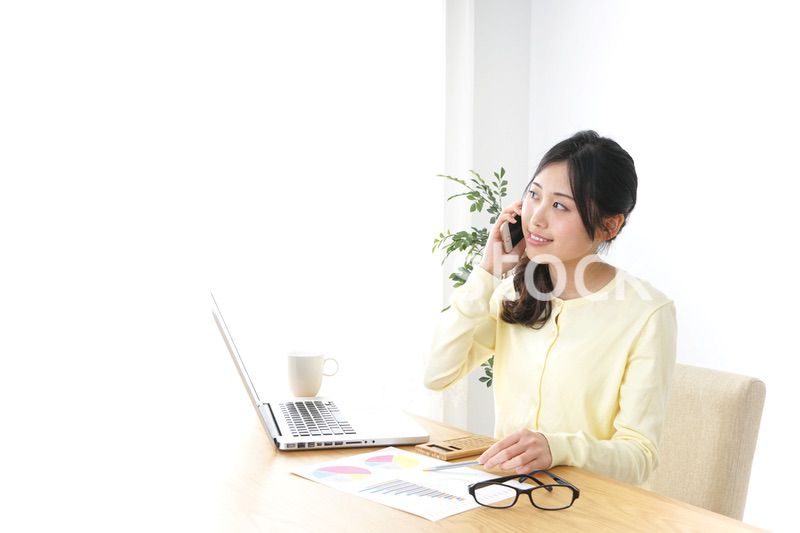 オフィスで電話をするビジネスウーマン