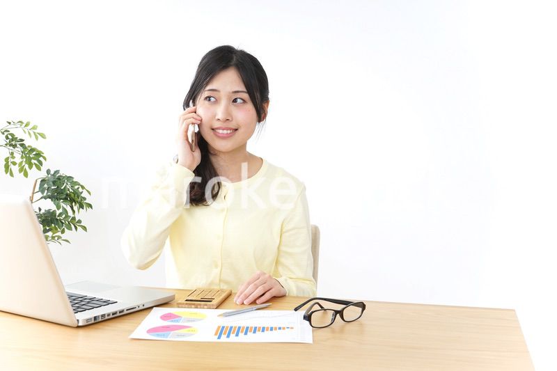 オフィスで電話をするビジネスウーマン