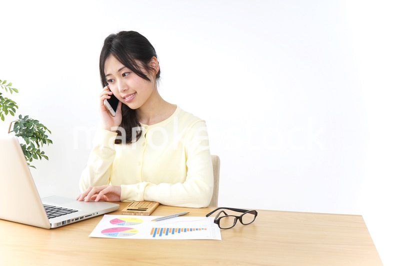 オフィスで電話をするビジネスウーマン