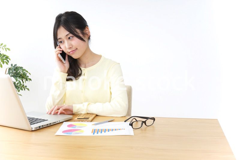 オフィスで電話をするビジネスウーマン