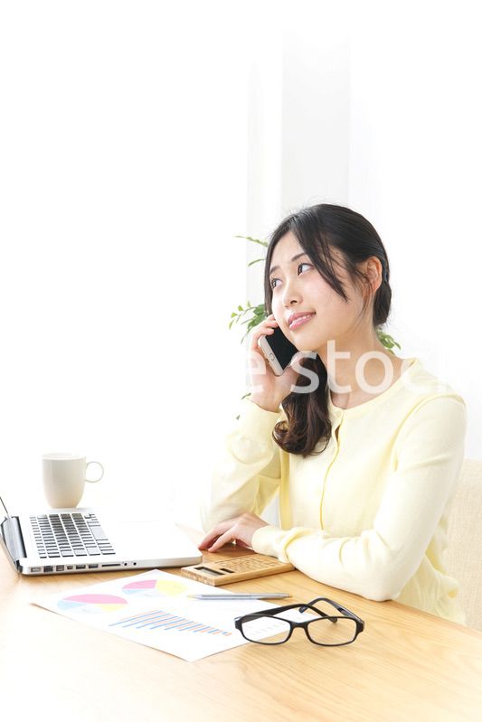 オフィスで電話をするビジネスウーマン