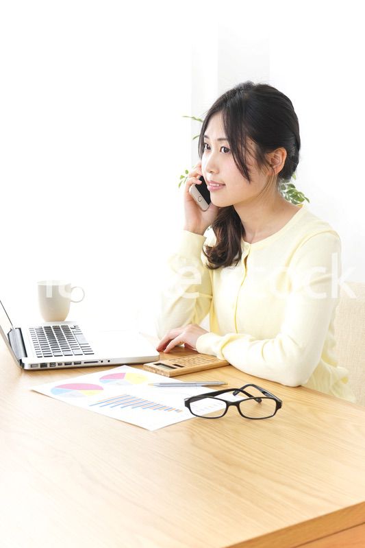 オフィスで電話をするビジネスウーマン