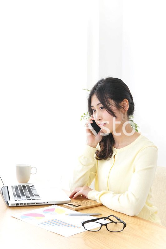 オフィスで電話をするビジネスウーマン