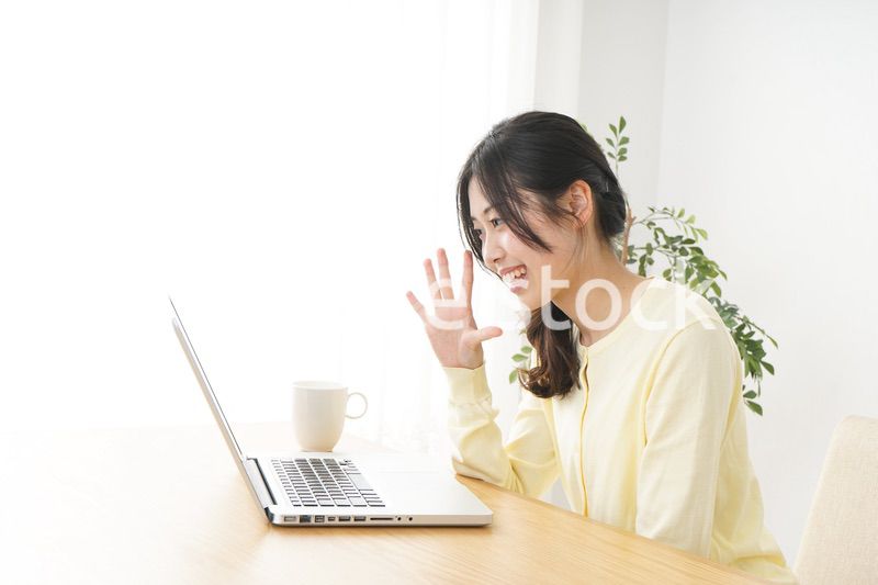 sns・テレビ電話をする若い女性