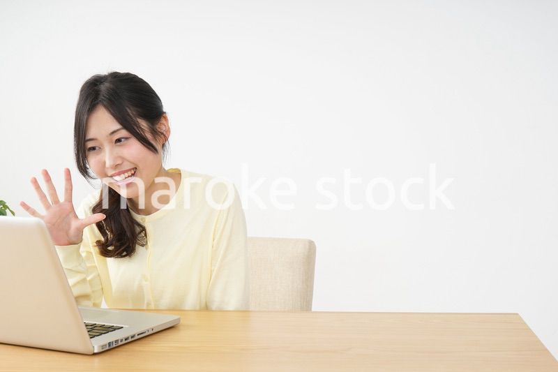 sns・テレビ電話をする若い女性