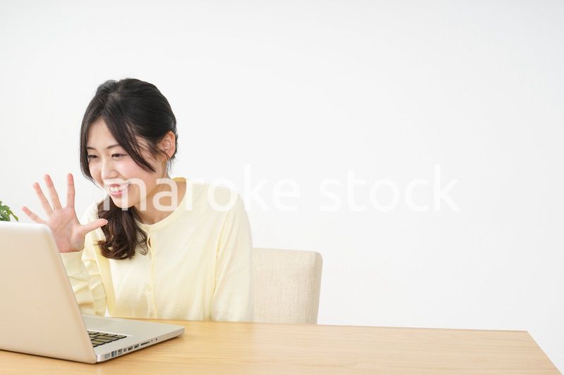 sns・テレビ電話をする若い女性