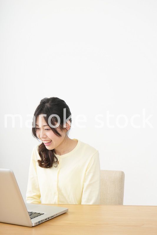 sns・テレビ電話をする若い女性