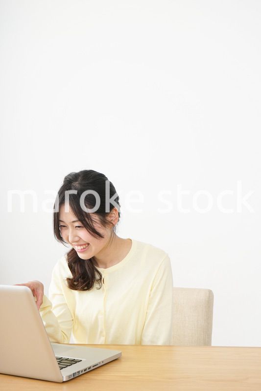 sns・テレビ電話をする若い女性