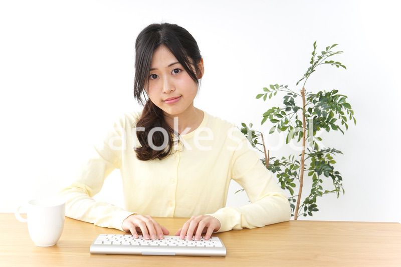 パソコンを使う若い女性
