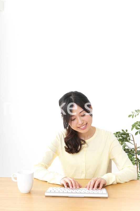 パソコンを使う若い女性