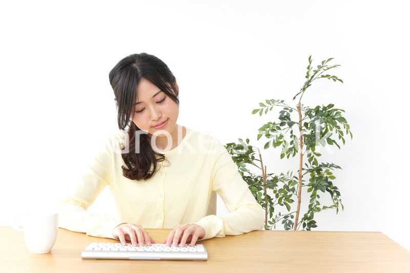 パソコンを使う若い女性