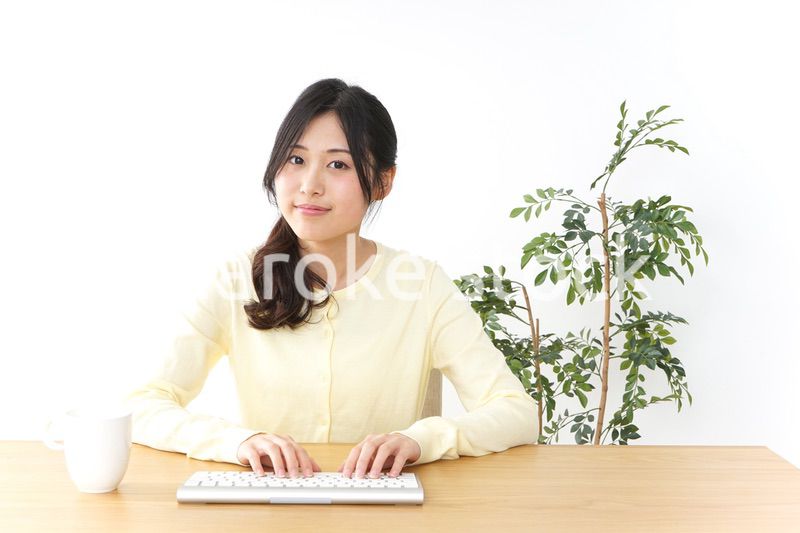 パソコンを使う若い女性