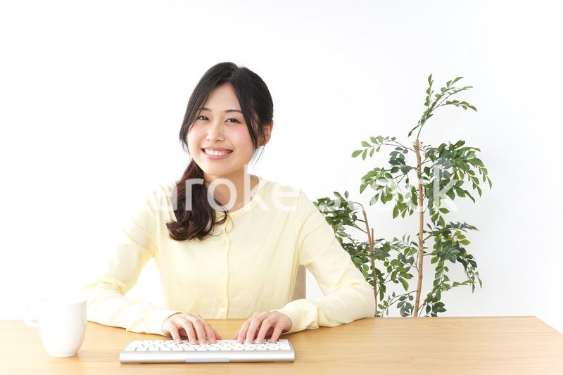 パソコンを使う若い女性