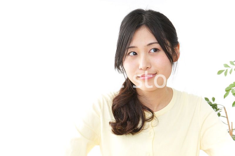 部屋でリラックスする女性