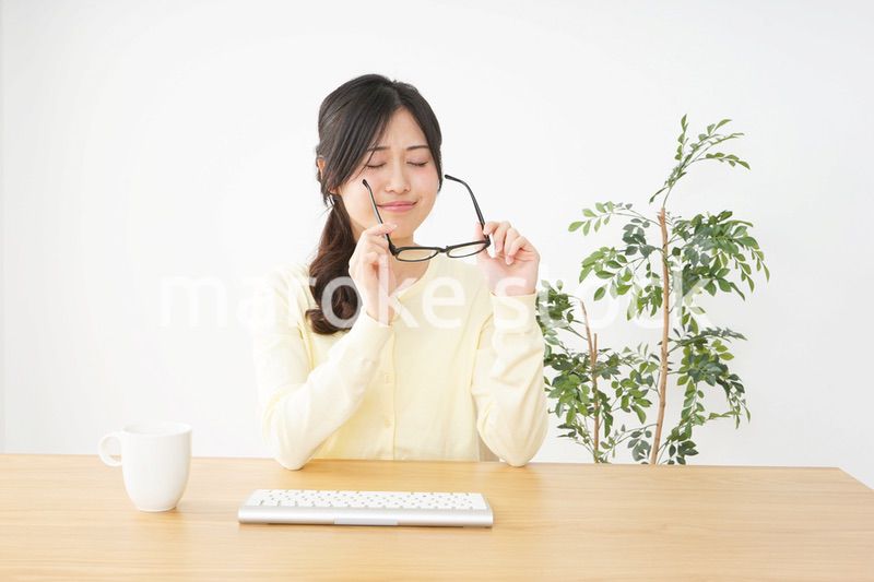 オフィスワークで疲れた若い女性