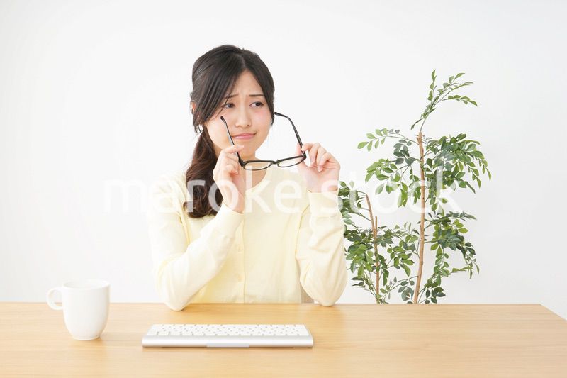 オフィスワークで疲れた若い女性