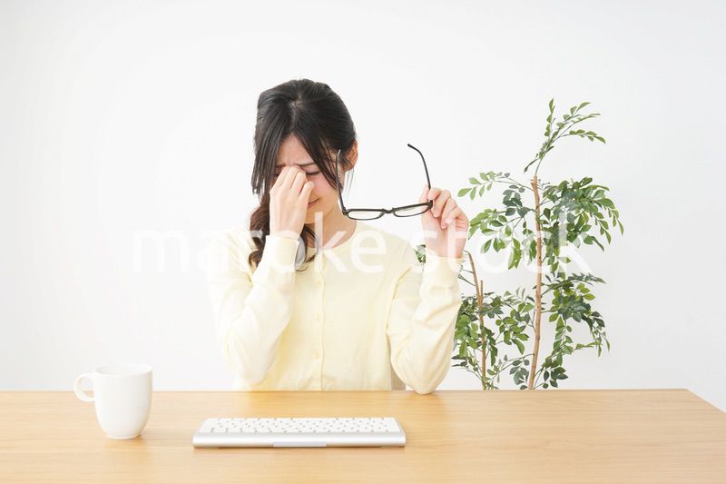 オフィスワークで疲れた若い女性