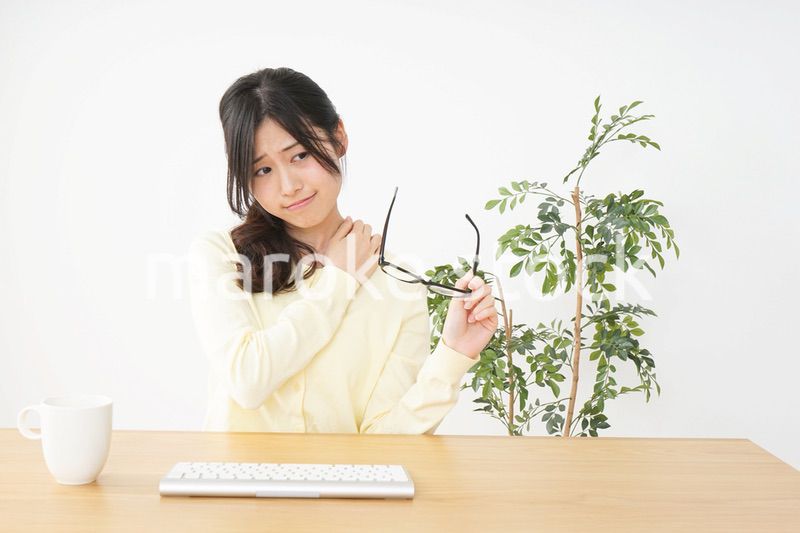 オフィスワークで疲れた若い女性