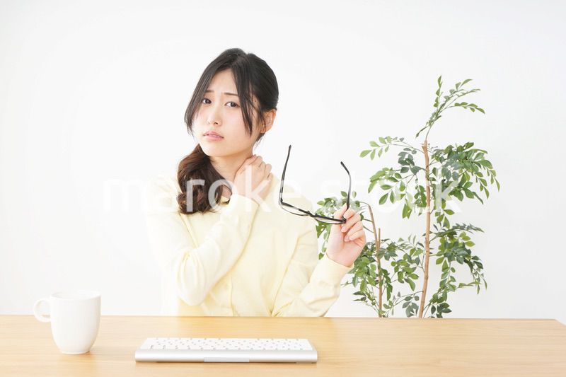 オフィスワークで疲れた若い女性
