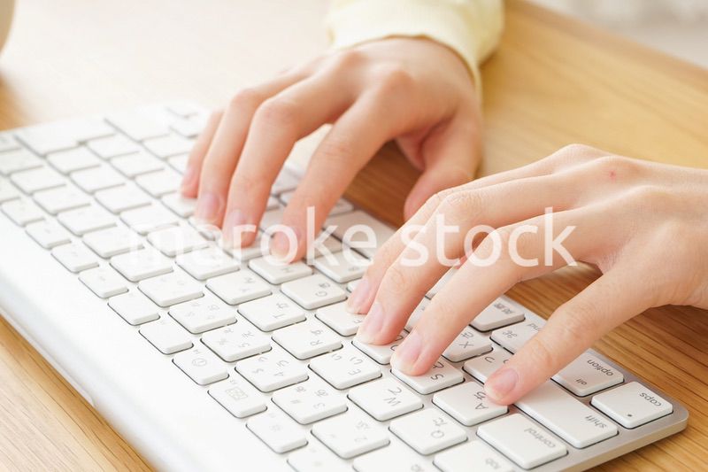 パソコンで入力する女性